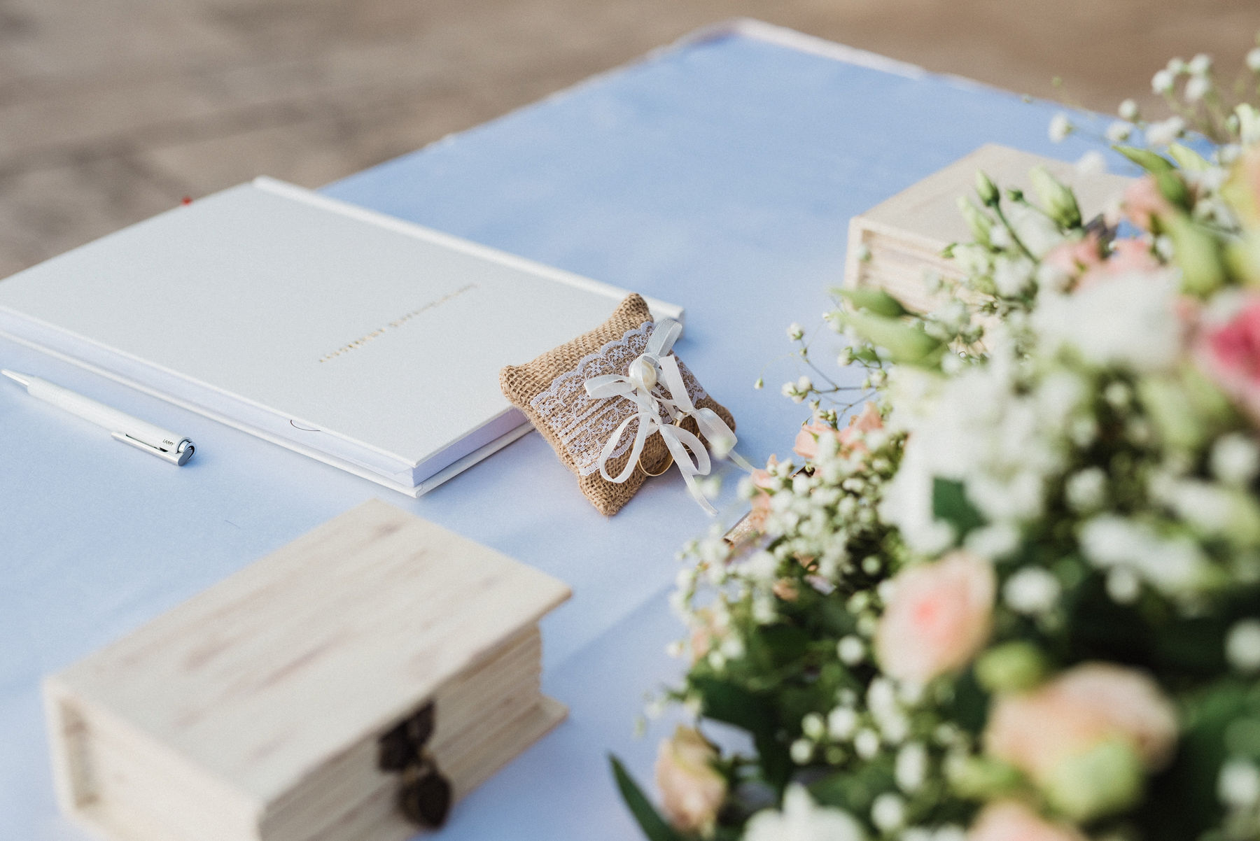 Read more about the article Miért válasszatok szertartásvezetőt az esküvőtükre? Miért válasszátok az én személyem?